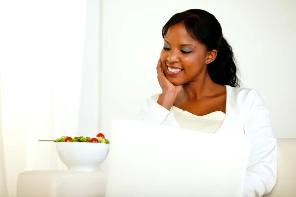 Encantadora mujer negra mirando hacia su ensalada — Foto de Stock