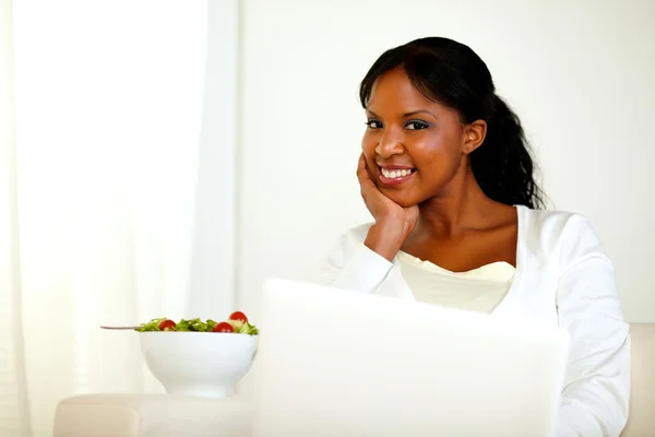 Encantadora mujer negra mirándote y sonriéndote — Foto de Stock