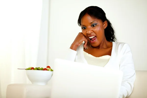 Mujer adulta sorprendida comiendo ensalada de verduras frescas — Foto de Stock