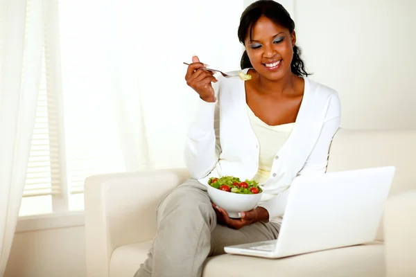 Atractiva mujer joven comiendo ensalada saludable — Foto de Stock