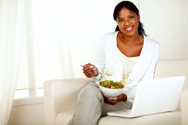Молода жінка їсть здоровий салат дивиться на тебе — стокове фото