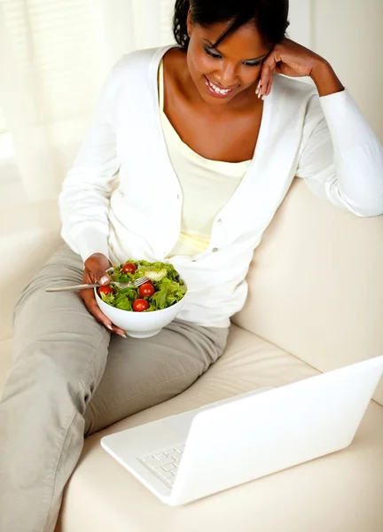 Adulto nero donna mangiare sana insalata verde — Foto Stock