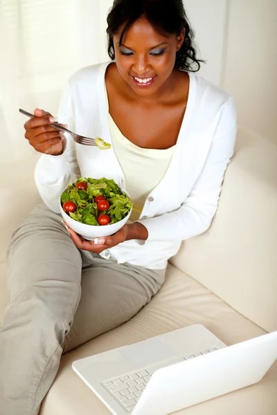 Donna adulta mangiare sana insalata verde — Foto Stock