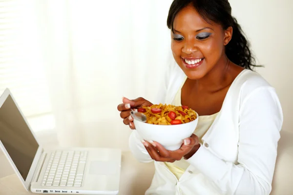 Relaxed woman having healthy breakfast — Stock Photo, Image