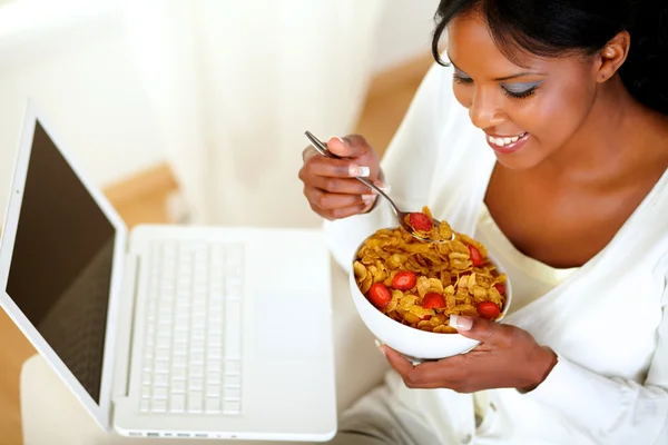 Mujer joven y relajada desayunando sano — Foto de Stock