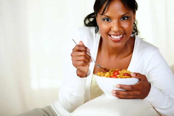 Leende kvinna tittar på dig med frukost — Stockfoto