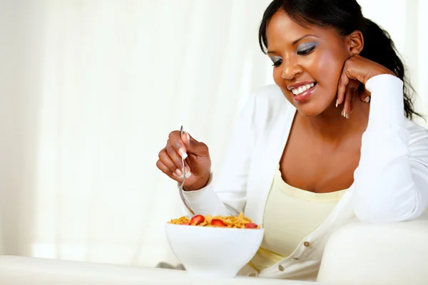 Adulto afro-americano mulher tomando café da manhã — Fotografia de Stock
