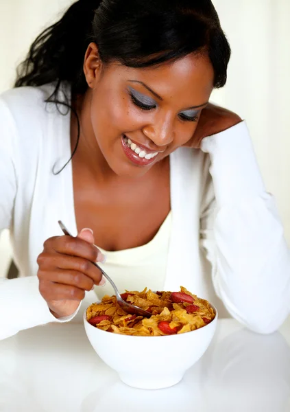 Belle jeune femme prenant un petit déjeuner sain — Photo