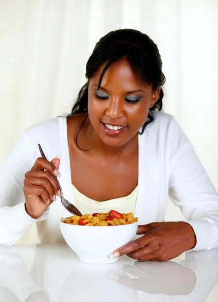 Афро-американка ест миску злаков — стоковое фото