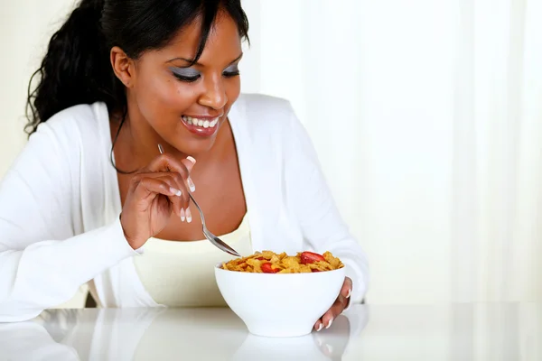 Афро-американская женщина ест миску злаков — стоковое фото