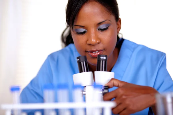 Young woman using a microscope — Stock Photo, Image