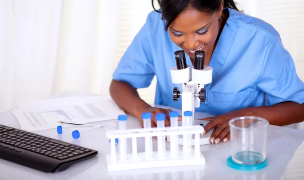 Afro-americana científica feminina em uniforme azul — Fotografia de Stock