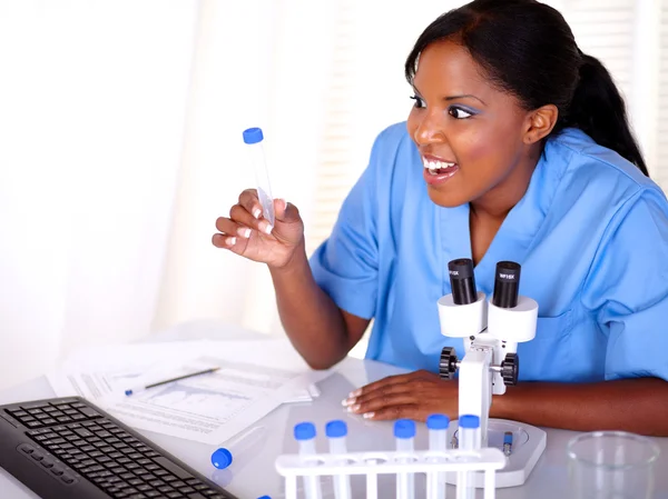 Überraschte Wissenschaftlerin im Reagenzglas — Stockfoto