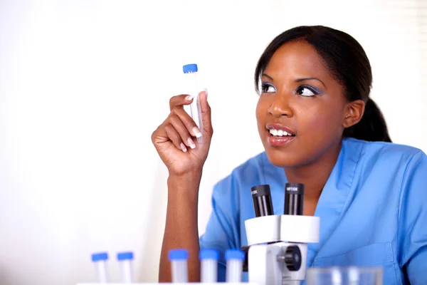 Femme scientifique regardant droit tenant le tube à essai — Photo