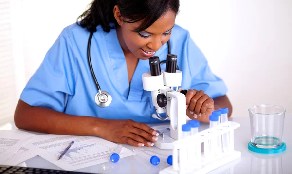 Médico mulher trabalhando com um microscópio — Fotografia de Stock