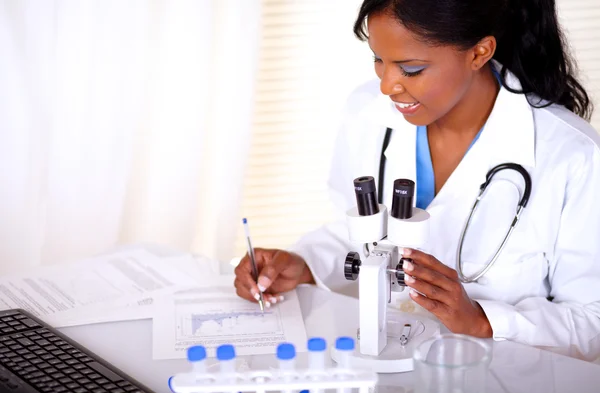 Médico mulher trabalhando em laboratório — Fotografia de Stock