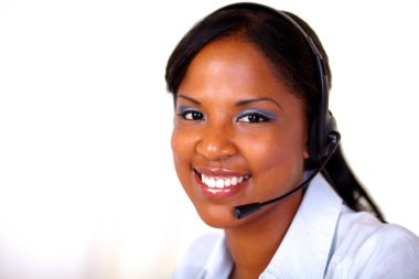 Afro-Amerikan resepsiyonist size bakıyor