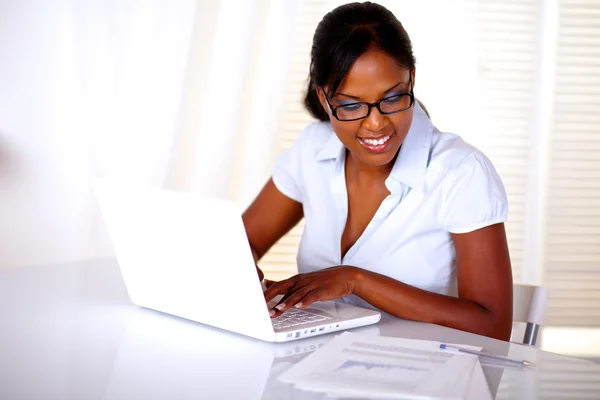 Nero giovane donna studiare — Foto Stock