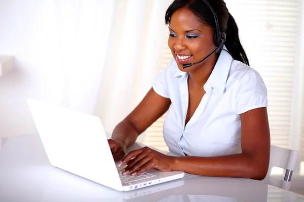 Encantadora joven recepcionista trabajando en el ordenador portátil —  Fotos de Stock