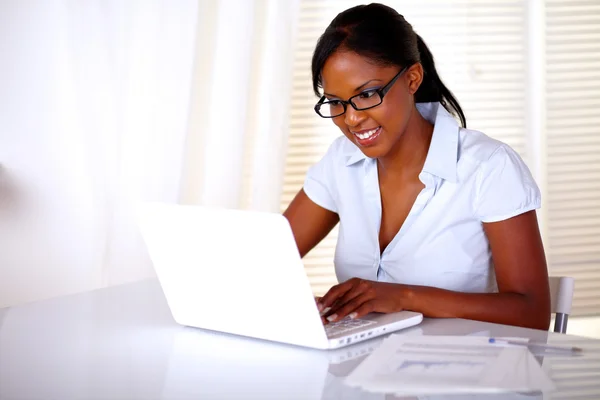 Noir jeune femme en utilisant son ordinateur portable Photo De Stock