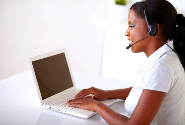 Vrij etnische vrouw die werkt op klantenservice — Stockfoto