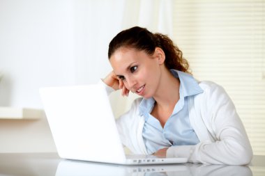 çekici genç bir kadın laptop dalgın bakıyor