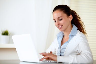 dizüstü bilgisayarda çalışan yetişkin güzel kadın