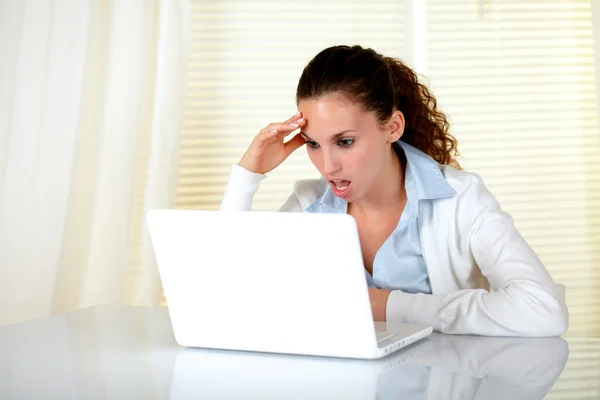 Sorpresa giovane donna leggendo un messaggio sul computer portatile — Foto Stock