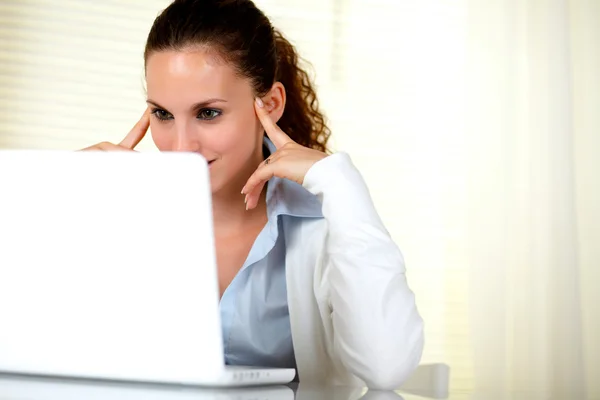 Pensive mulher atraente navegando na internet — Fotografia de Stock