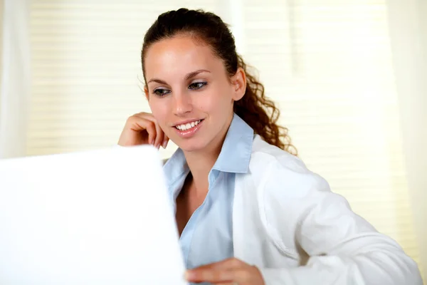 Smiling young woman browsing the internet — Stock Photo, Image