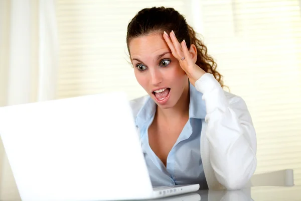 Mujer joven emocionada leyendo la pantalla del ordenador portátil —  Fotos de Stock