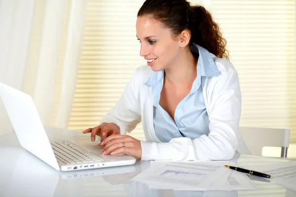 Onu laptop kullanma beyaz Sekreter gülümseyerek — Stok fotoğraf
