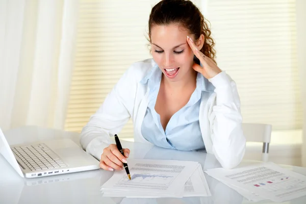 Surprised businesswoman reading documents — Stock Photo, Image