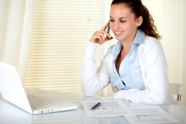 cep telefonunuzun söyleşmek gülümseyen iş kadını