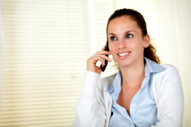 cep telefonunuzun söyleşmek büyüleyici kadın