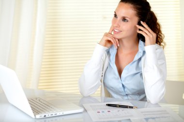 büyüleyici sekreterin cep telefonunuzun konuşma