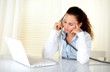 konuşan baş ağrısı olan kadın