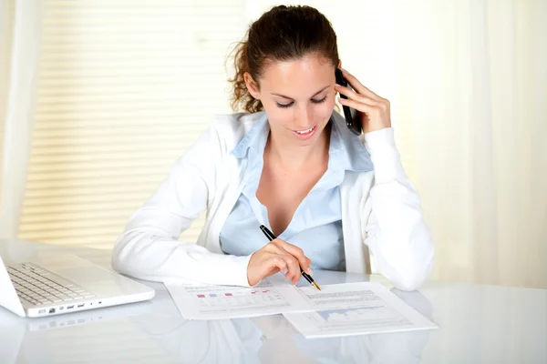 Junge Geschäftsfrau arbeitet im Büro — Stockfoto