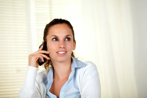 Adorável jovem conversando no celular — Fotografia de Stock