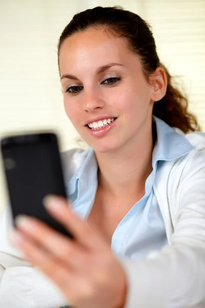 Mujer caucásica navegando por Internet en el teléfono celular —  Fotos de Stock