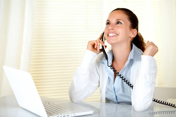 Blij en opgewonden jonge vrouw spreken op telefoon — Stockfoto