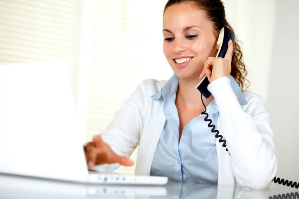 Lächelnde junge Frau im Telefongespräch — Stockfoto