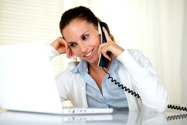Smiling female conversing on phone — Stock Photo, Image