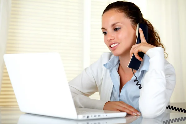 Charmante jonge vrouw die op laptop scherm wilt lezen — Stockfoto