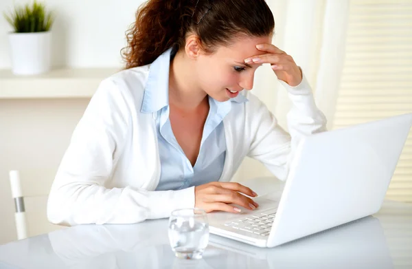 Gestresste junge Frau liest auf Laptop-Bildschirm — Stockfoto