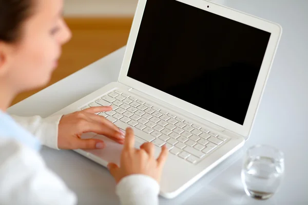 Mulher bonita navegando na internet — Fotografia de Stock