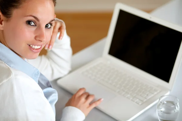 Mujer joven mirándote navegando por Internet — Foto de Stock