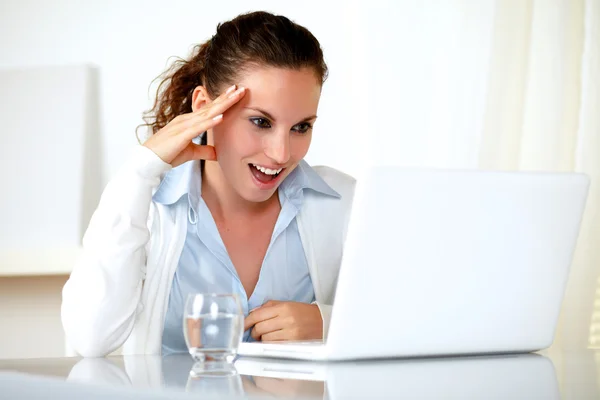 Mujer joven emocionada leyendo en la pantalla del ordenador portátil —  Fotos de Stock