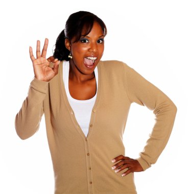 büyük iş söyleyerek mutlu bir genç kadın