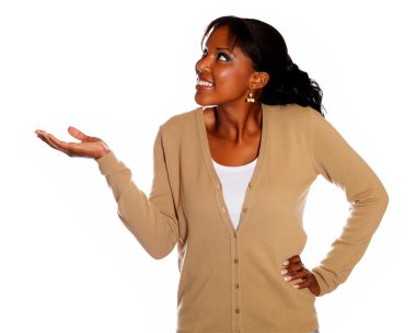 Genişletilmiş el ile genç gülümseyen